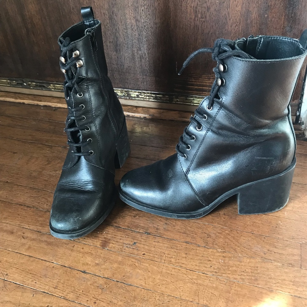 The Perfect 90s lace up boot